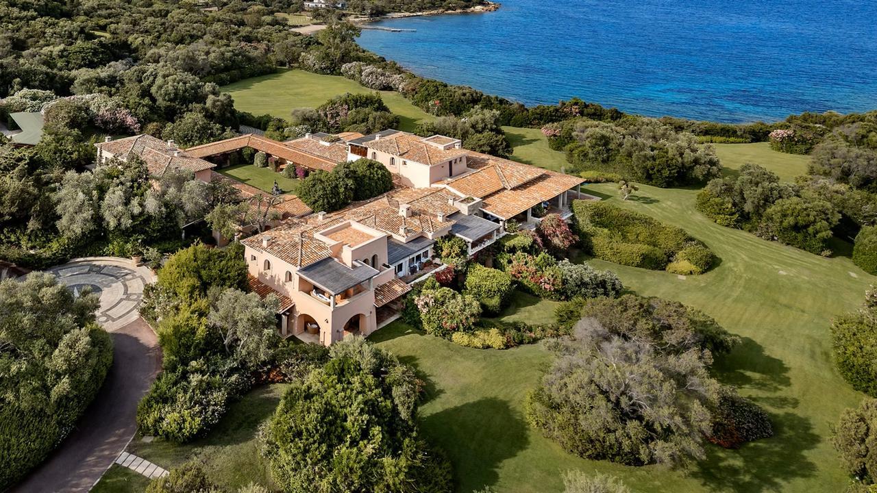 Villa Certosa, dentro la reggia di Berlusconi: un sito americano svela 100 foto inedite di piscine, laghi, grotte, bunker e dimore da sogno