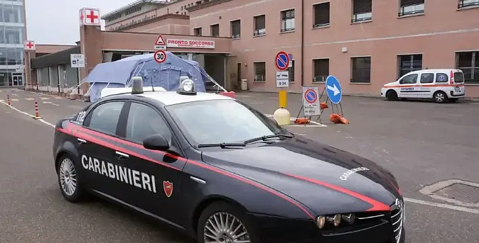 Ruba il portafoglio a una donna all’ospedale e spende 2.900 euro con le carte di credito: denunciata