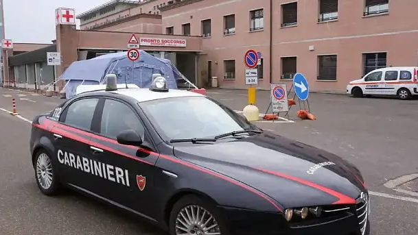 Ruba il portafoglio a una donna all’ospedale e spende 2.900 euro con le carte di credito: denunciata