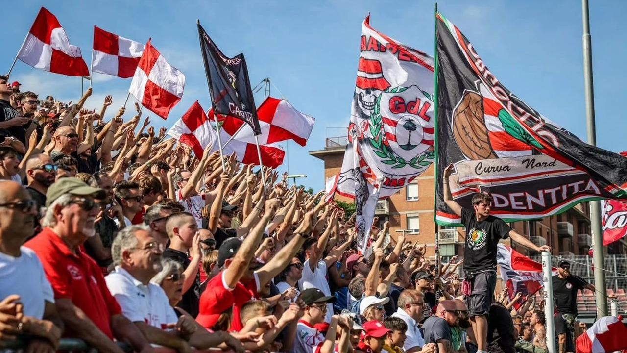 I tifosi carpigiani nella foto di Daniele Lugli