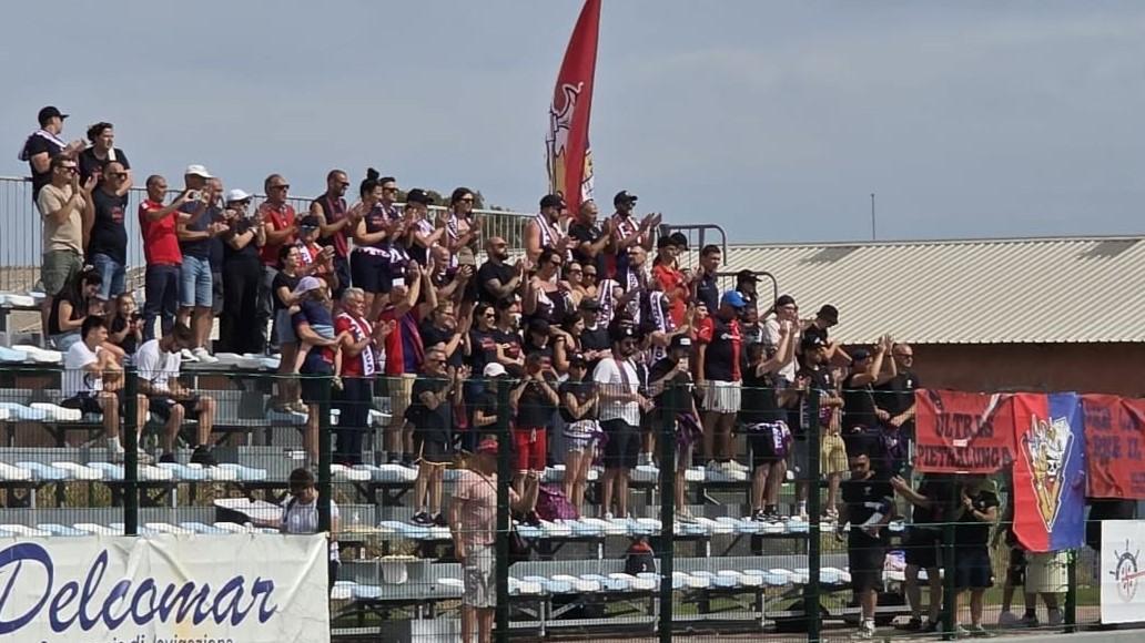 I tifosi della Pietralunghese allo stadio Zichina di la Maddalena