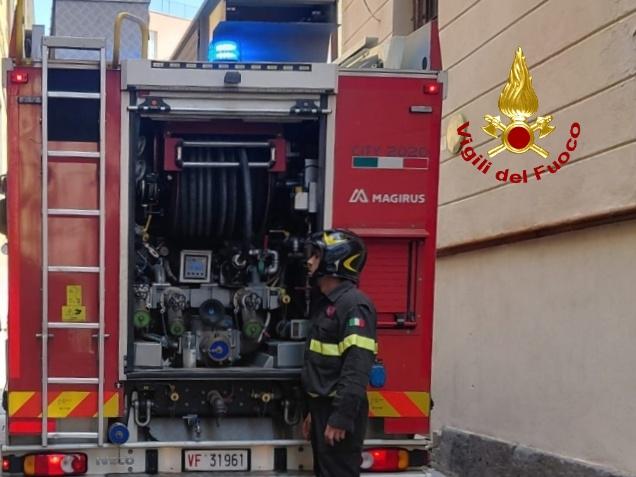 Palazzina in fiamme, tre persone intossicate dal fumo in salvo dall’incendio – Ecco che cosa sappiamo