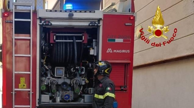 Palazzina in fiamme, tre persone intossicate dal fumo in salvo dall’incendio – Ecco che cosa sappiamo