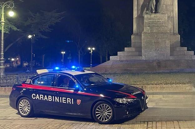 Prende a calci i cassonetti e quando un passante lo rimprovera diventa una furia, anche contro i carabinieri: arrestato