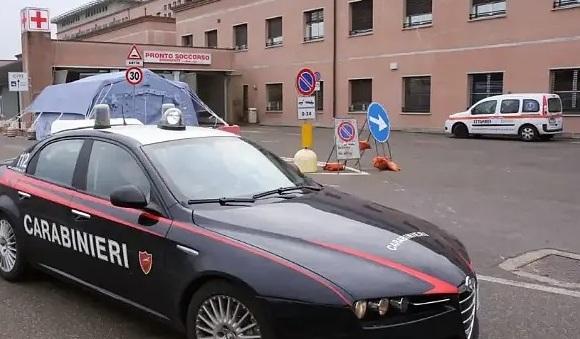 Ruba il portafoglio alla parente di un malato in ospedale e spende 3mila euro: presa
