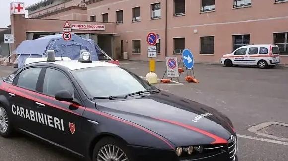 Ruba il portafoglio alla parente di un malato in ospedale e spende 3mila euro: presa