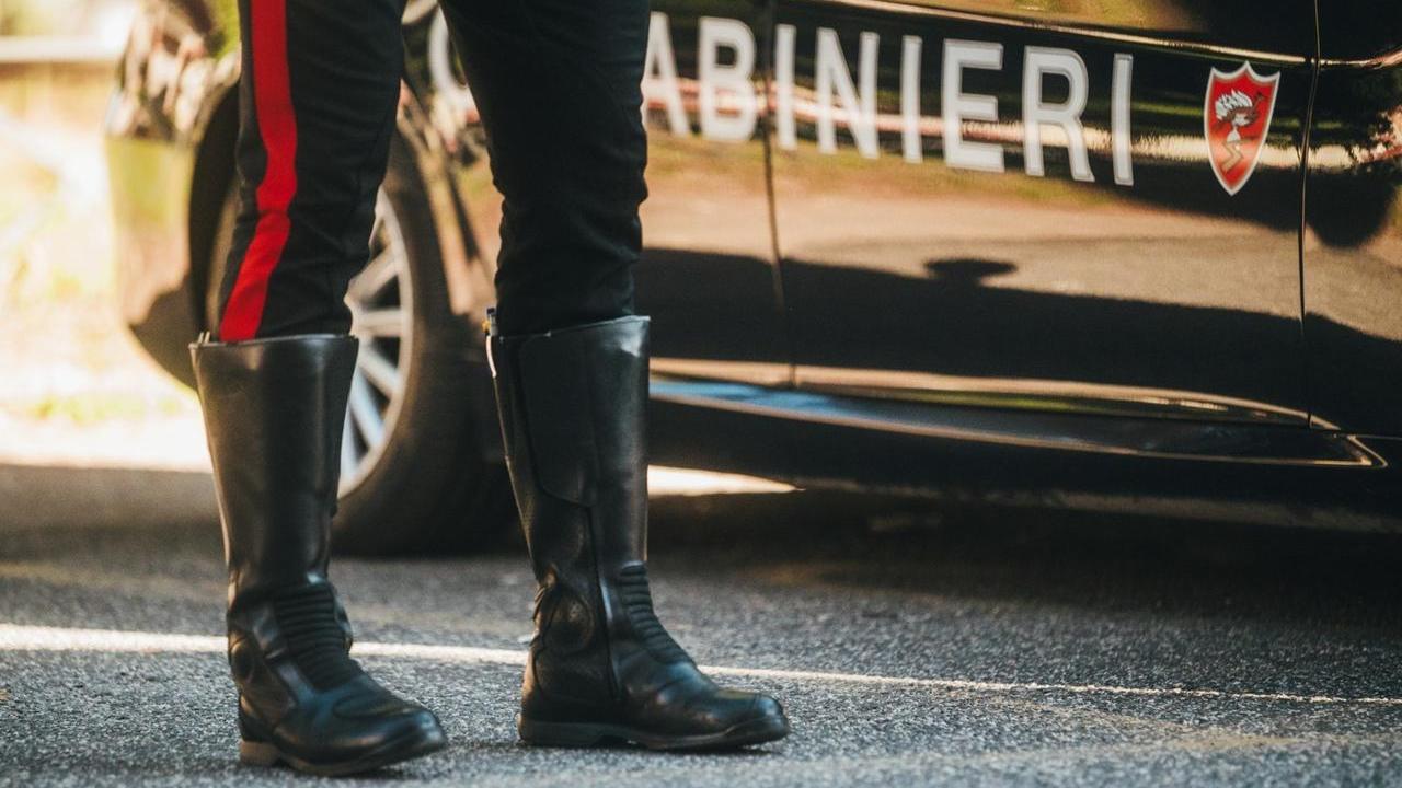 Fa irruzione armato in un cortile e minaccia i presenti: «Chiamate i carabinieri o accoltello qualcuno»