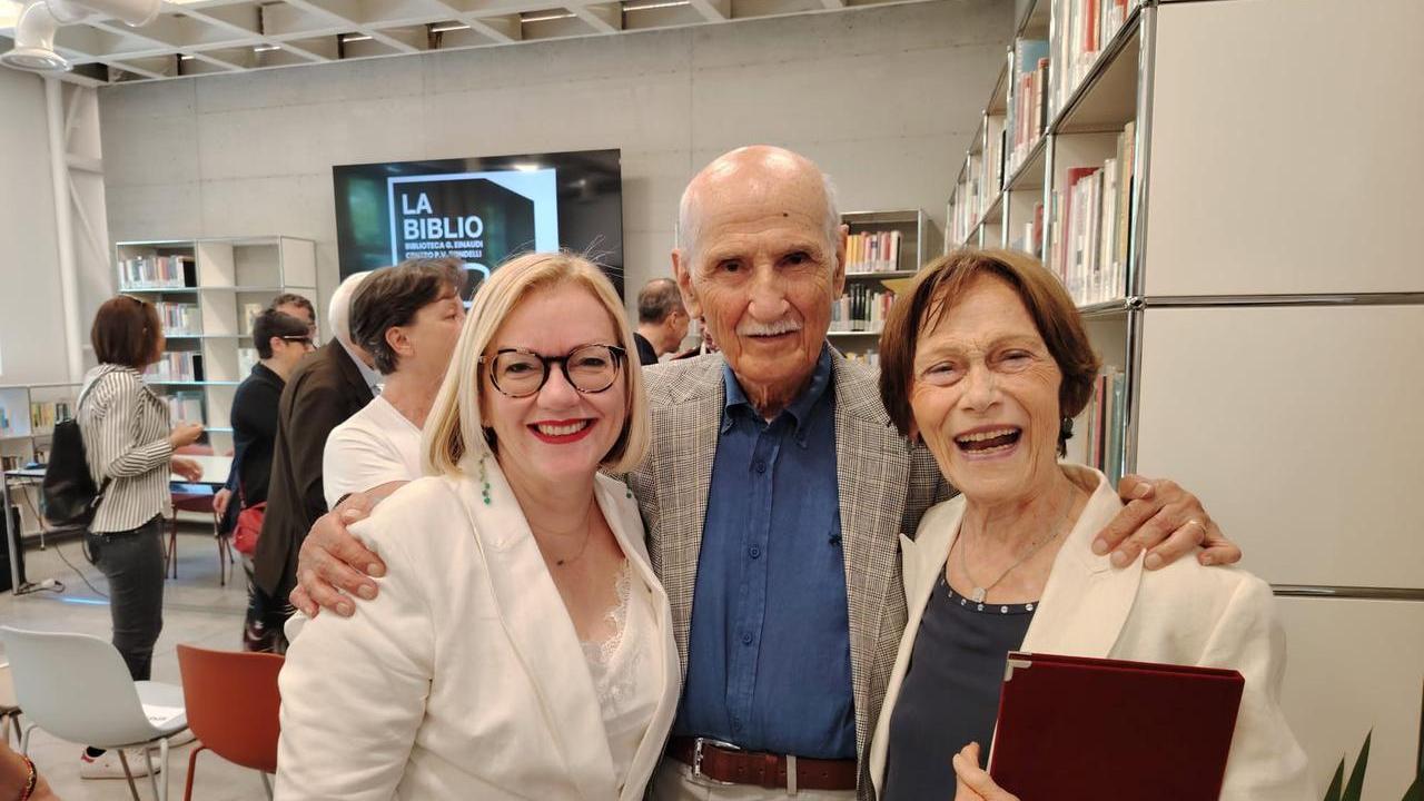 Persero il figlio a 20 anni, donano a Correggio la biblioteca: «Fabrizio rivive nei ragazzi che studiano qui»