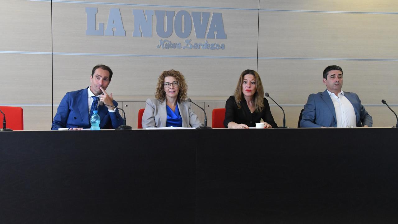 Il dibattito tra i quattro candidati sindaci di Porto Torres da sinistra Ivan Cermelli, Sara Dettori, Loredana De Marco e Massimo Mulas nella redazione della Nuova Sardegna a Sassari