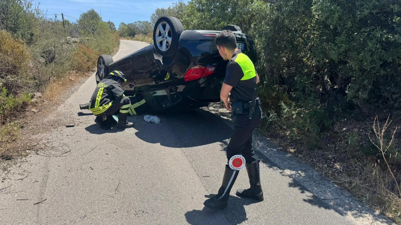 Perde il controllo dell’auto e si ribalta: paura ad Alghero