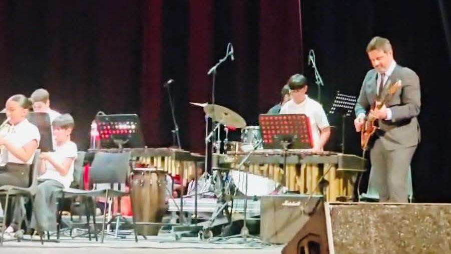 Gli studenti di Li Punti incantano il teatro Comunale