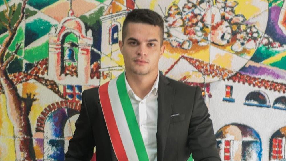 Il sindaco di Onifai, Luca Monne