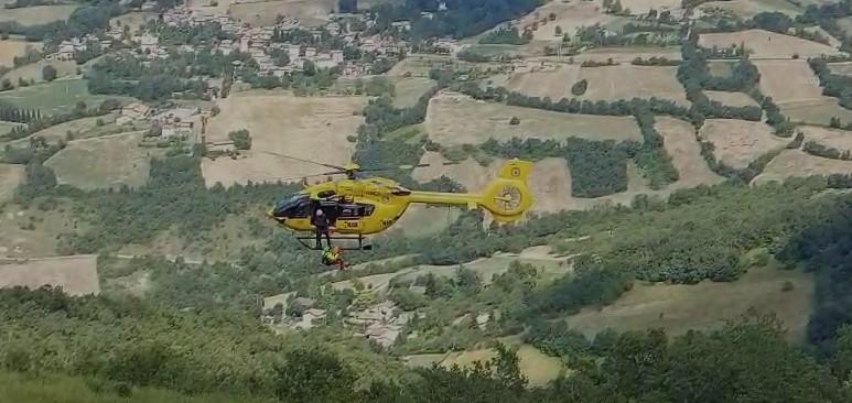 Si schianta su un albero con il parapendio: 62enne recuperato con l’elicottero