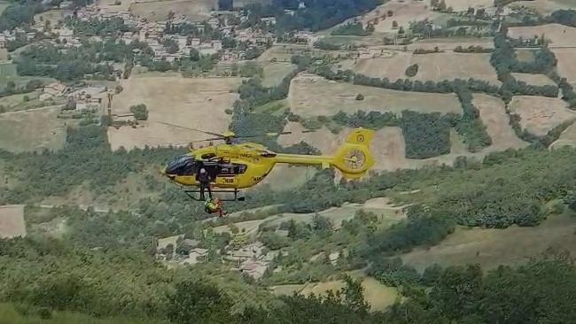 Si schianta su un albero con il parapendio: 62enne recuperato con l’elicottero