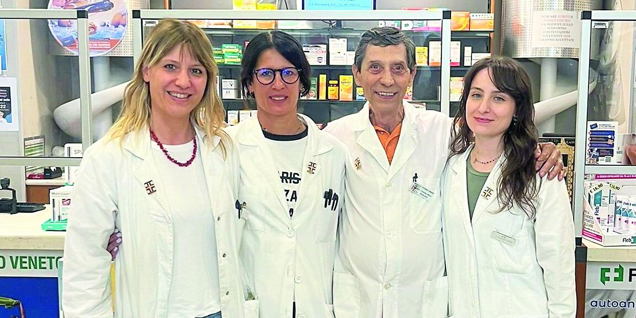 Colto da un malore in farmacia: salvato con il massaggio cardiaco