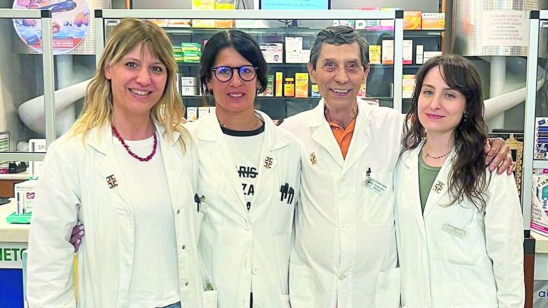 Colto da un malore in farmacia: salvato con il massaggio cardiaco