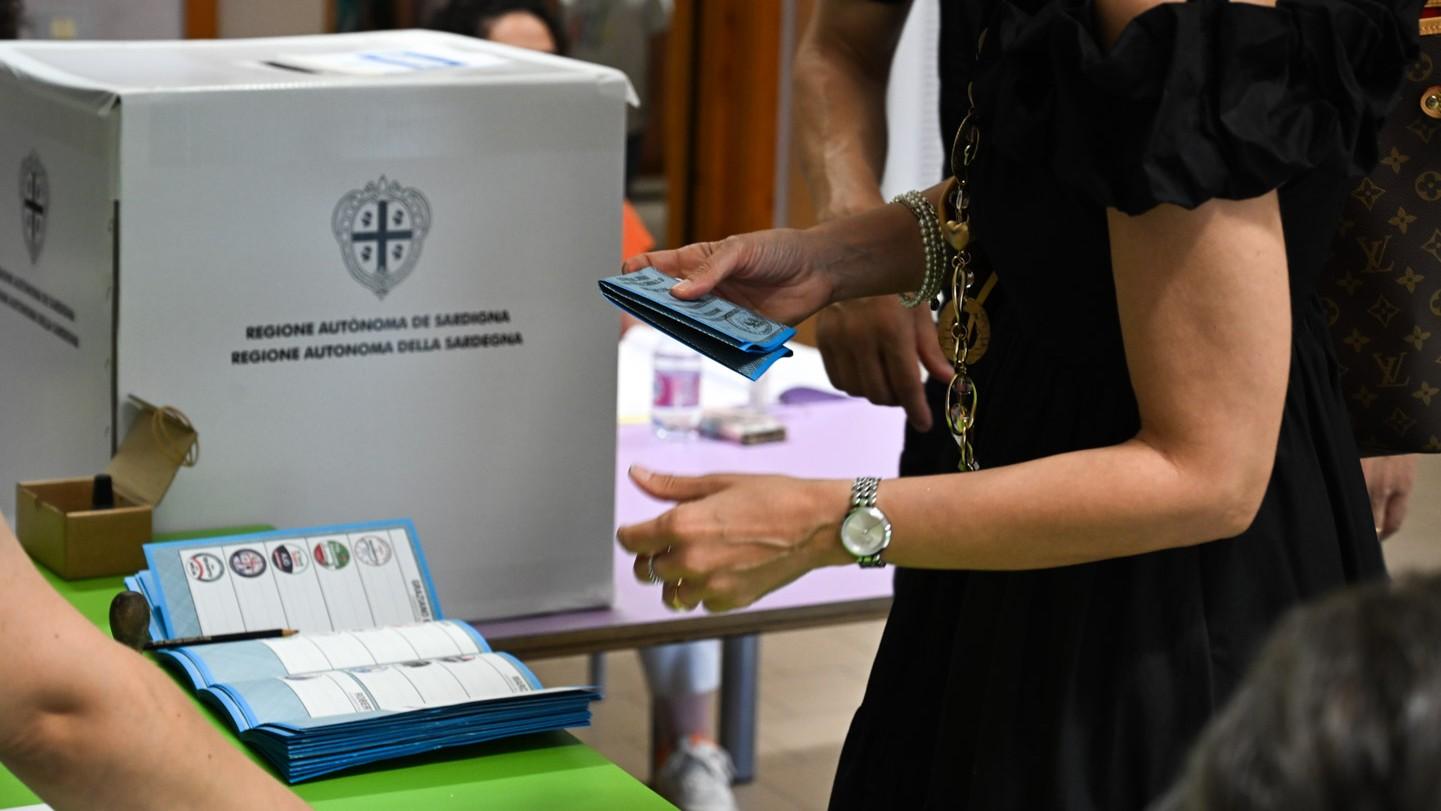 Sindaci riconfermati, bocciature eccellenti e vittorie per 3 voti: tutte le curiosità delle comunali in Sardegna