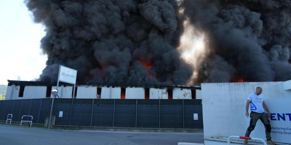 Pisa, la nube nera dalla fabbrica a fuoco: così le fiamme scatenano l’inferno. Dalle ordinanze alle scuole chiuse: cosa c’è da sapere