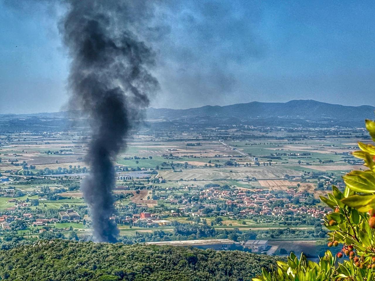Pisa, incendio alla Delca, Giani: «Analisi di Arpat e Asl in corso». Cambia il meteo: il Comune di San Giuliano chiude le scuole