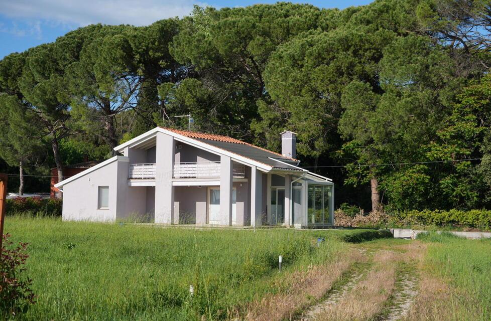 
	La casa lungo via delle Colline per Legoli al confine dei territori di Ponsacco e Pontedera dichiarata abusiva dalla sentenza del Consiglio di Stato che ne ha ordinato la demolizione (Foto Stick)

