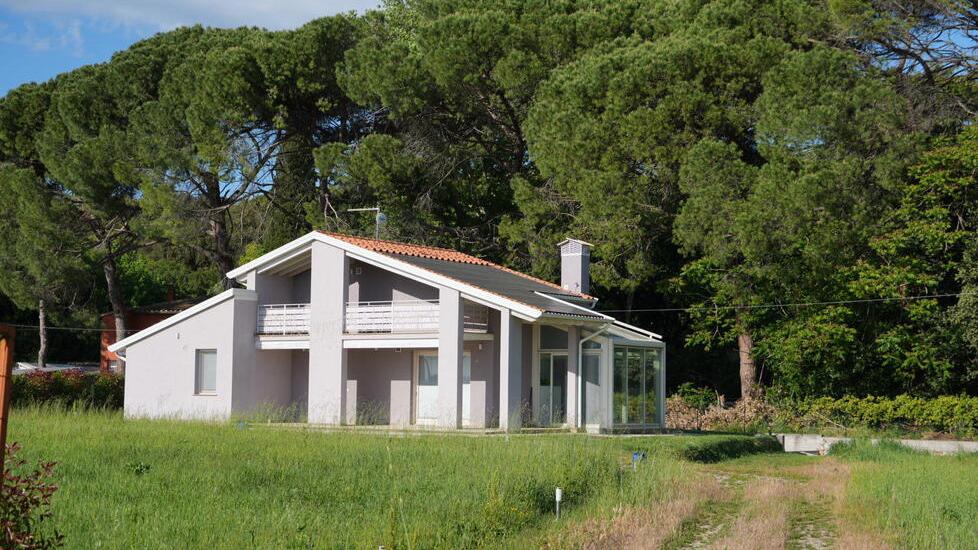 La casa lungo via delle Colline per Legoli al confine dei territori di Ponsacco e Pontedera dichiarata abusiva dalla sentenza del Consiglio di Stato che ne ha ordinato la demolizione (Foto Stick)