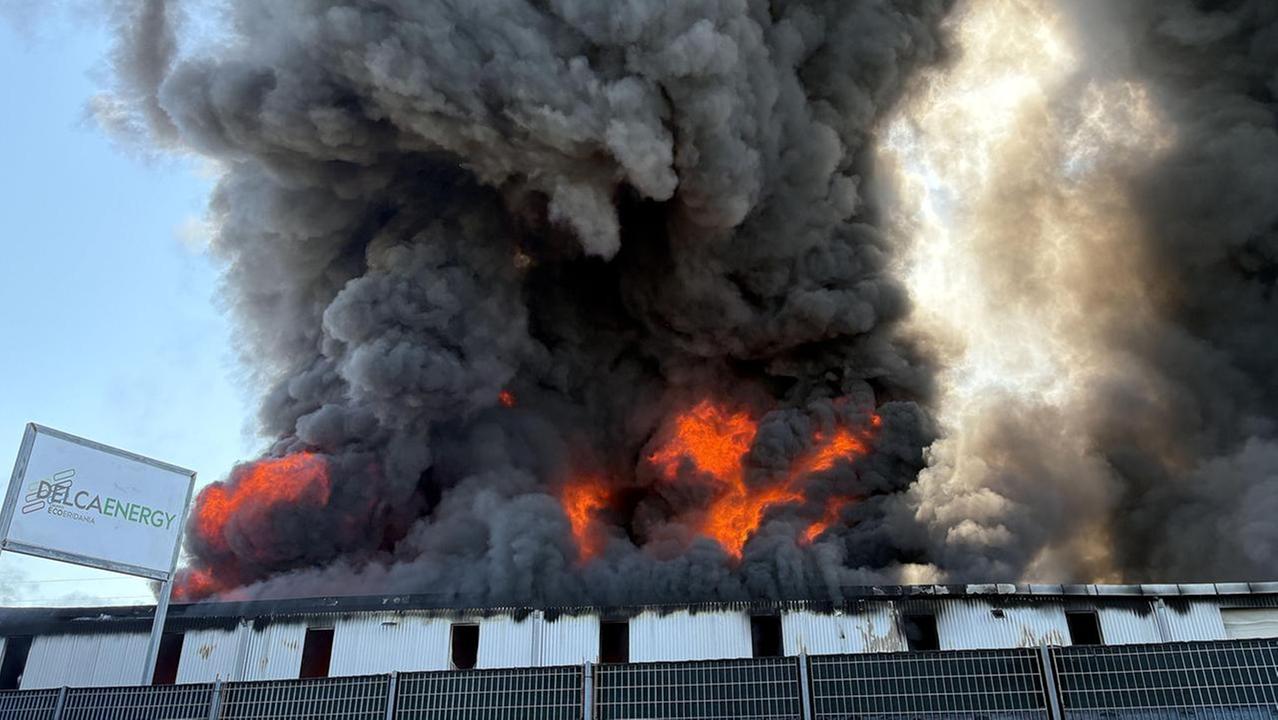 L'incendio (foto Stick)