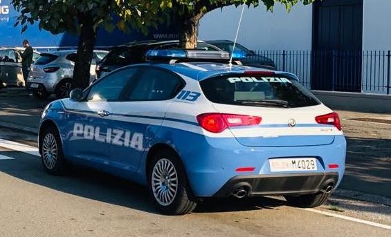 Ha il divieto di avvicinare la madre: la polizia lo trova sul pianerottolo di casa sua