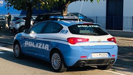 Ha il divieto di avvicinare la madre: la polizia lo trova sul pianerottolo di casa sua