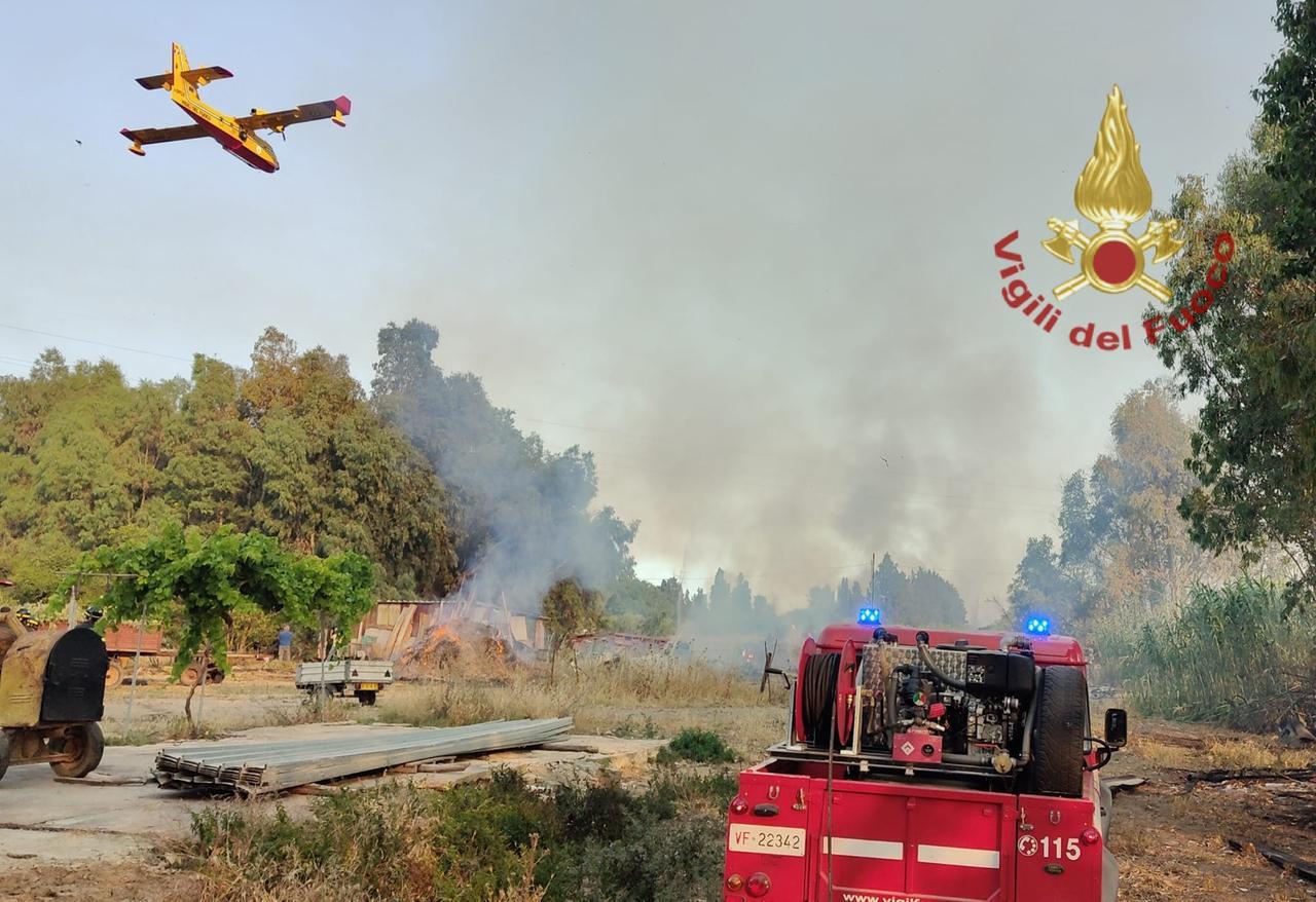 Giorni di fuoco in Sardegna, indagini sugli incendi: roghi causati da imprudenze
