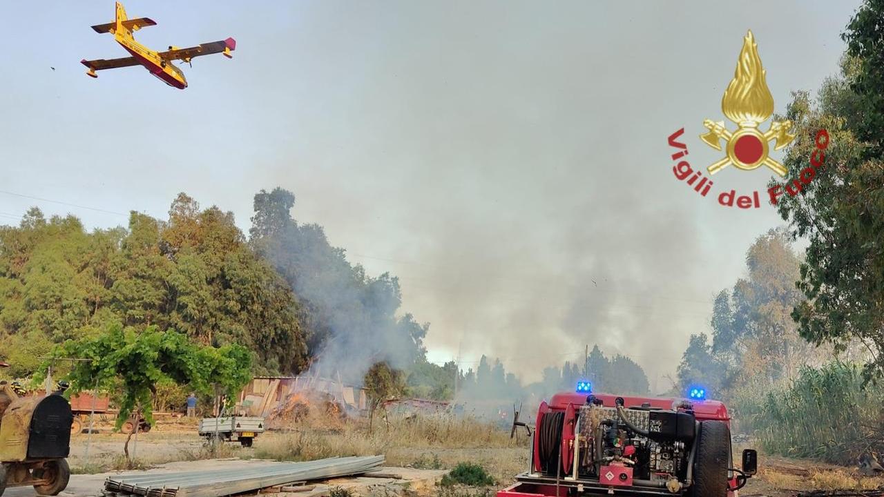 Giorni di fuoco in Sardegna, indagini sugli incendi: roghi causati da imprudenze