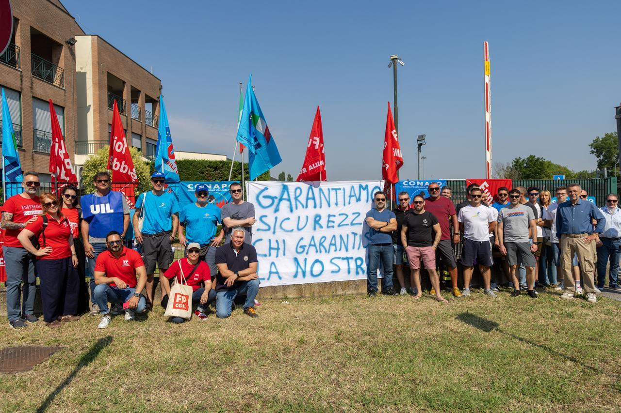 Ferrara, i pompieri accendono il fuoco della protesta