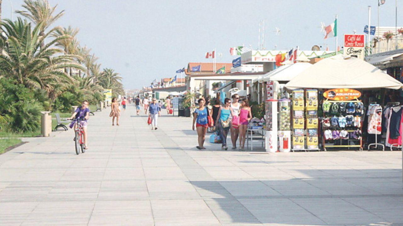 Camaiore, guida un motorino rubato sulla ciclabile e tenta di investire un agente: arrestato 19enne