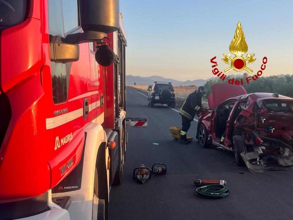 A tutta velocità si schianta su un’altra auto: muore un uomo. Fra i feriti una donna e suo figlio