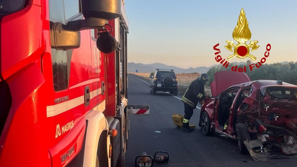 A tutta velocità si schianta su un’altra auto: muore un uomo. Fra i feriti una donna e suo figlio