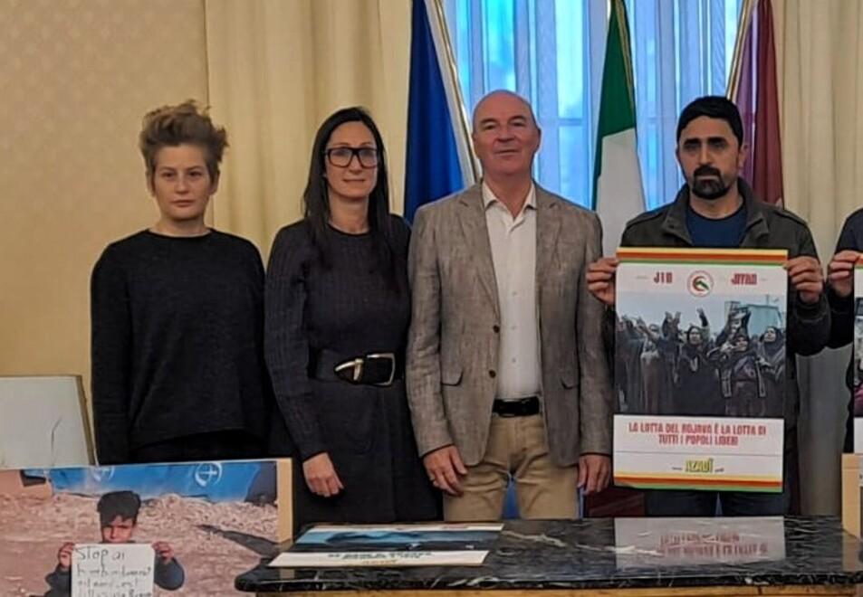 
	A destra, accanto al sindaco Luca Salvetti, Alican Yildiz

