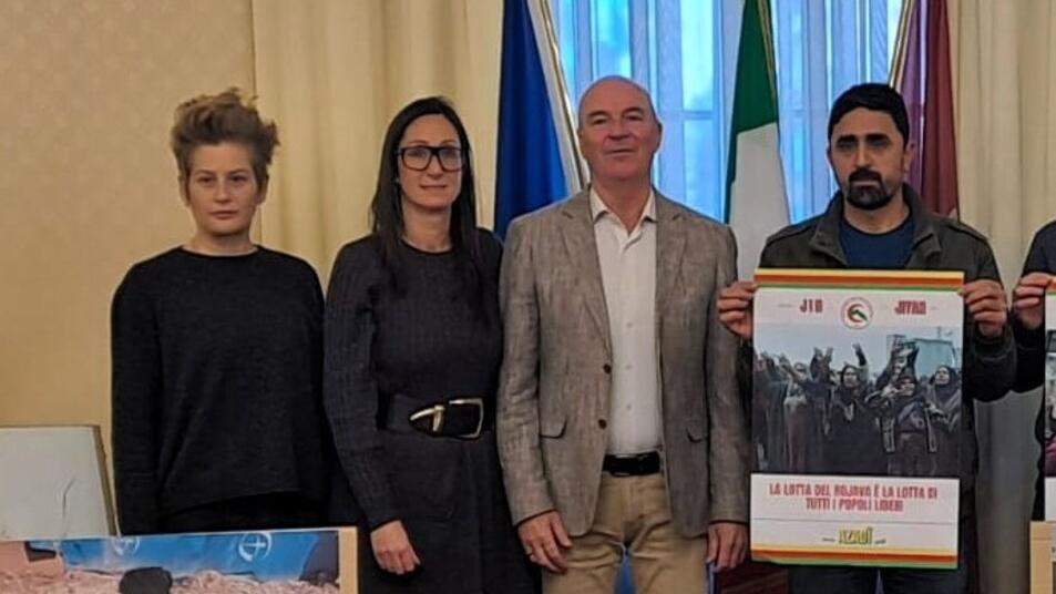 A destra, accanto al sindaco Luca Salvetti, Alican Yildiz