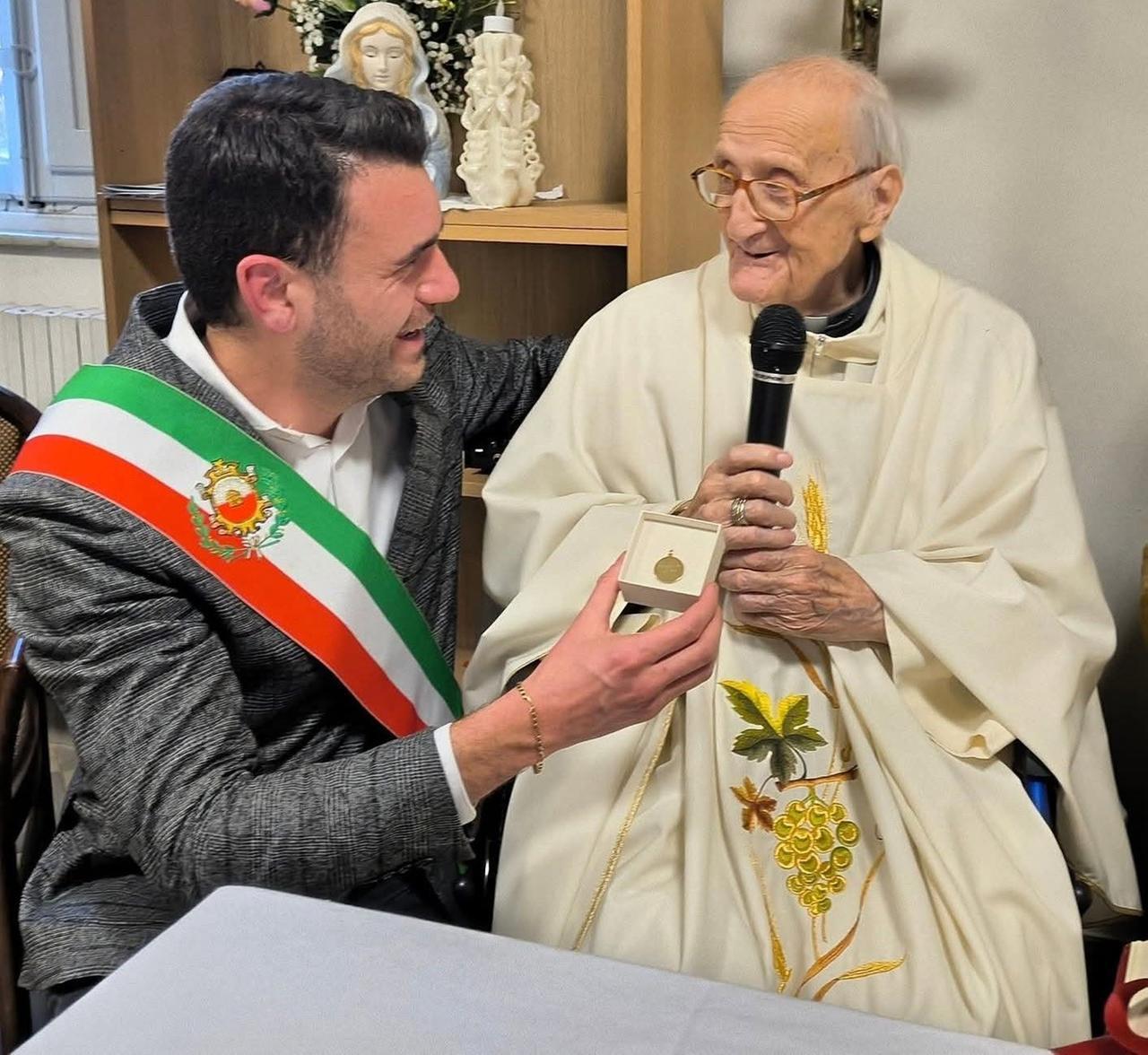 
	Don Ilario Tomei con il sindaco Giordano Del Chiaro


