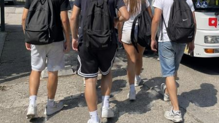 Aggredita e minacciata con la foto di un cutter da un’altra ragazza: i compagni di scuola la scortano per proteggerla