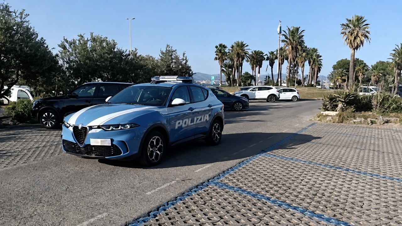 Tentano di rubare uno scooter davanti alla spiaggia, ma scappano a mani vuote: arrestati due uomini