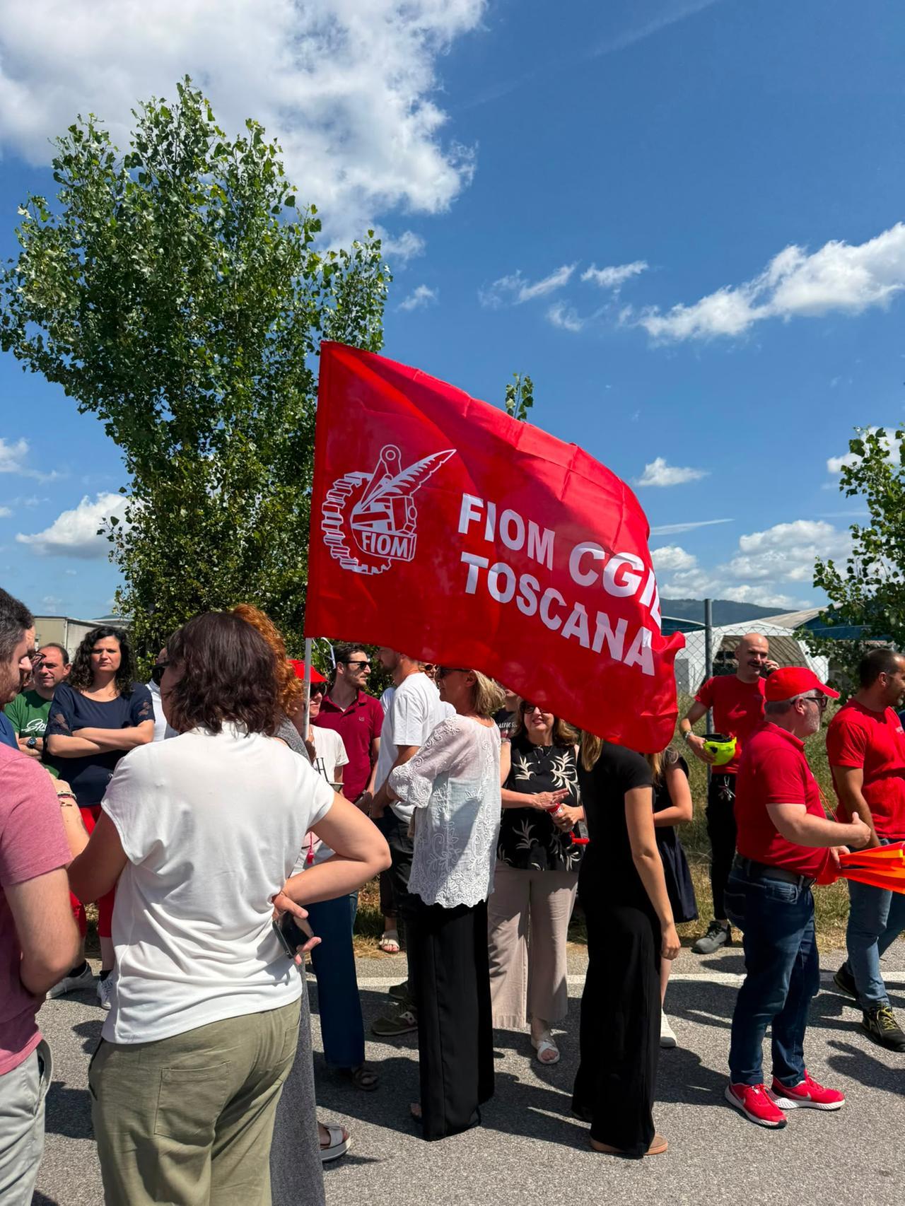 Porcari, protesta ai cancelli della Rotork Controls contro i 9 licenziamenti