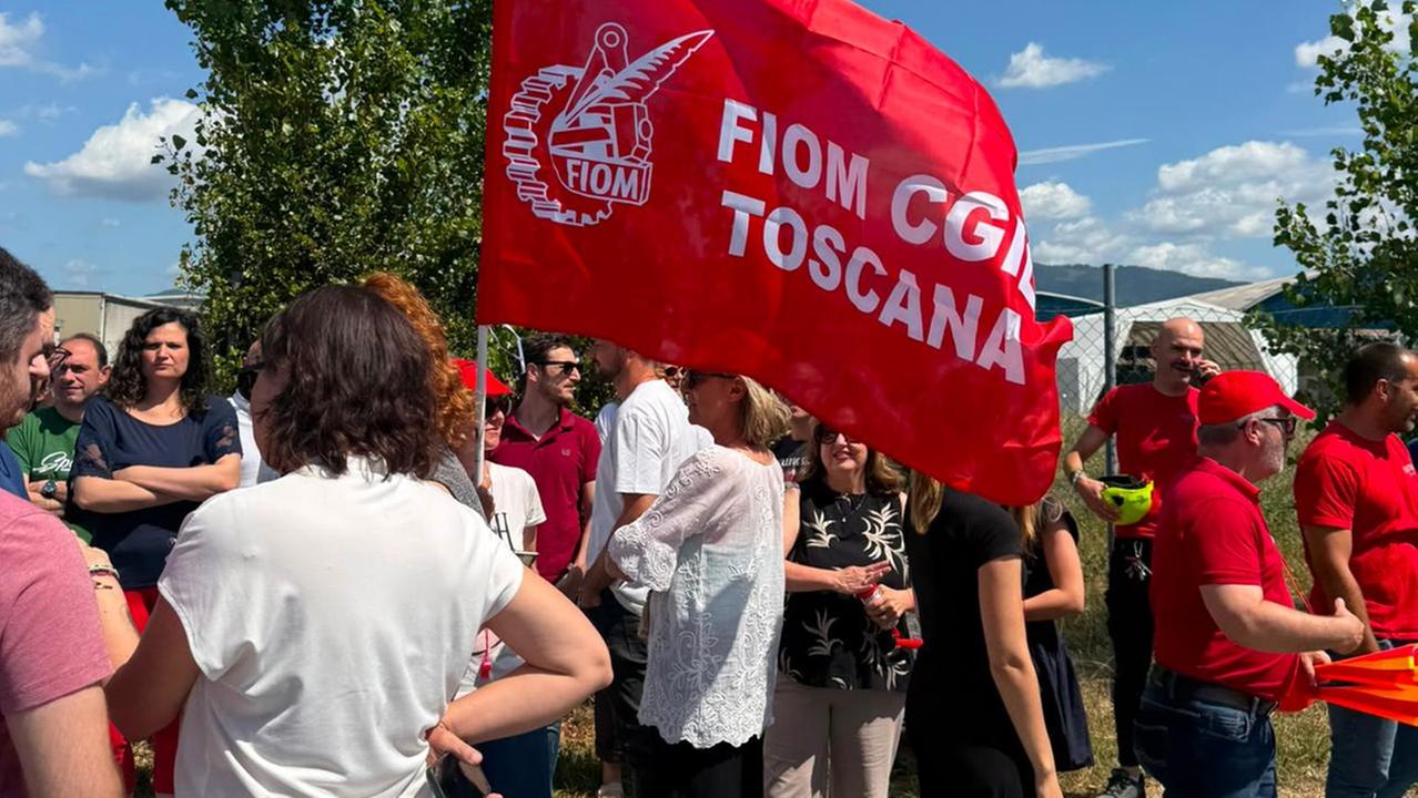 Porcari, protesta ai cancelli della Rotork Controls contro i 9 licenziamenti