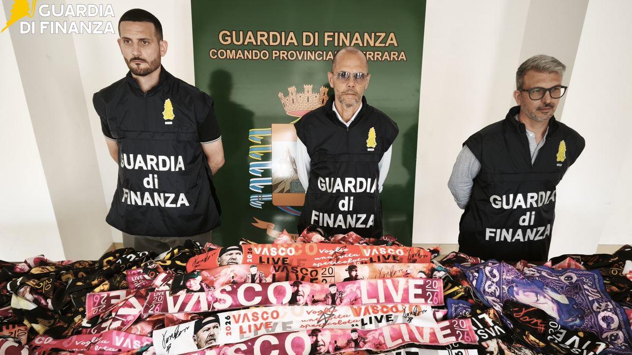 Vasco a Ferrara, controlli durante i concerti: scoperti articoli falsi e lavoratori in nero