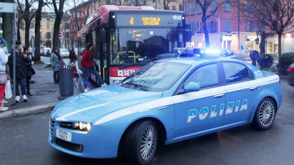 Fermato mentre si spoglia vicino alle scuole