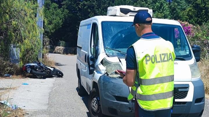 Pauroso frontale furgone – moto, un centauro trasportato a Sassari in elisoccorso