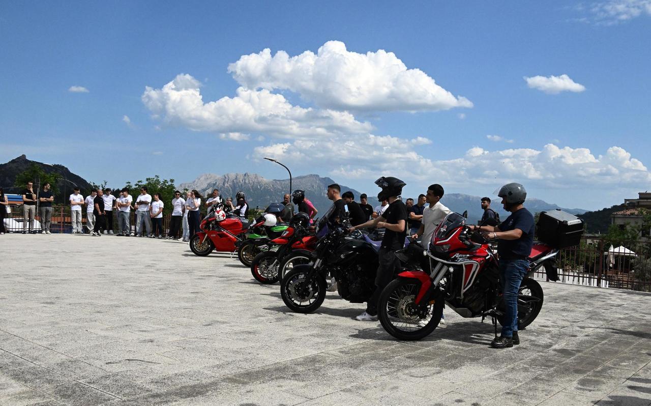 Moto rombanti e tanti sportivi per l’ultimo saluto a Luigi Canna
