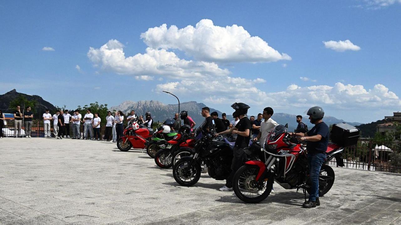 Moto rombanti e tanti sportivi per l’ultimo saluto a Luigi Canna – VIDEO