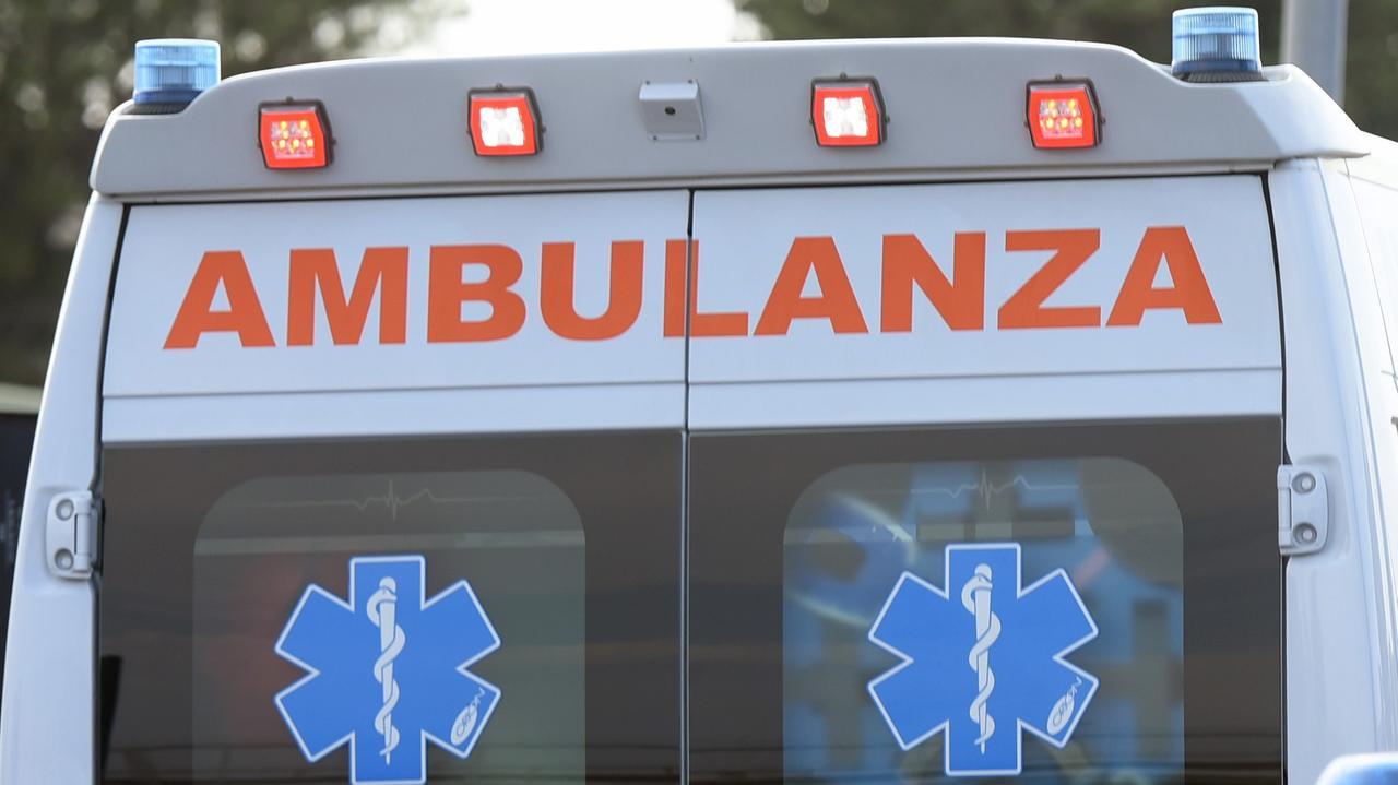 Perde il controllo del mezzo agricolo che si ribalta e lo schiaccia: morto un imprenditore