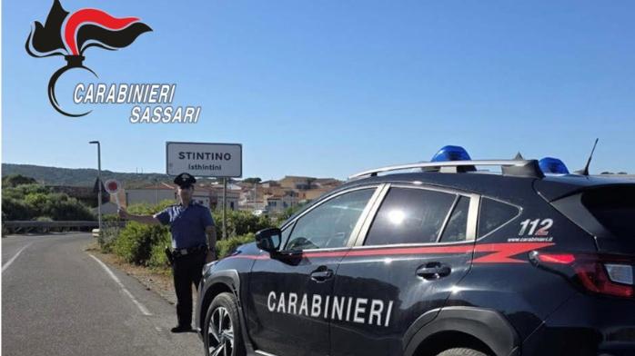 In auto senza patente e con la cocaina, all’alt dei carabinieri scappano nei campi: due uomini nei guai a Stintino