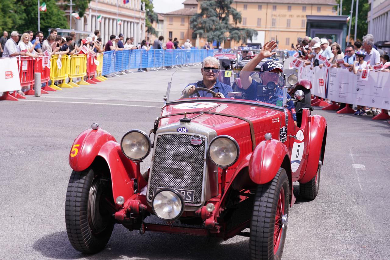Mille Miglia, il passaggio delle auto storiche a Reggio Emilia