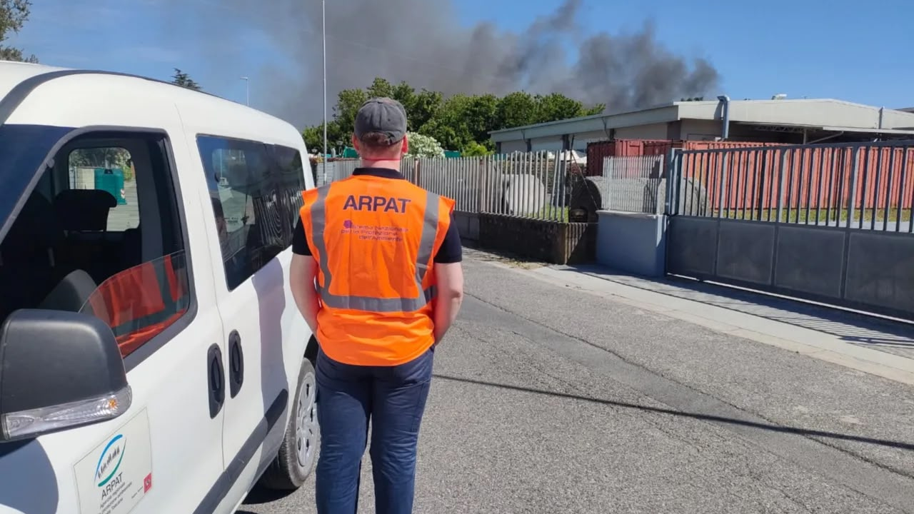 Incendio a Vicopisano, ci sono i primi campionamenti di ARPAT – Il report completo